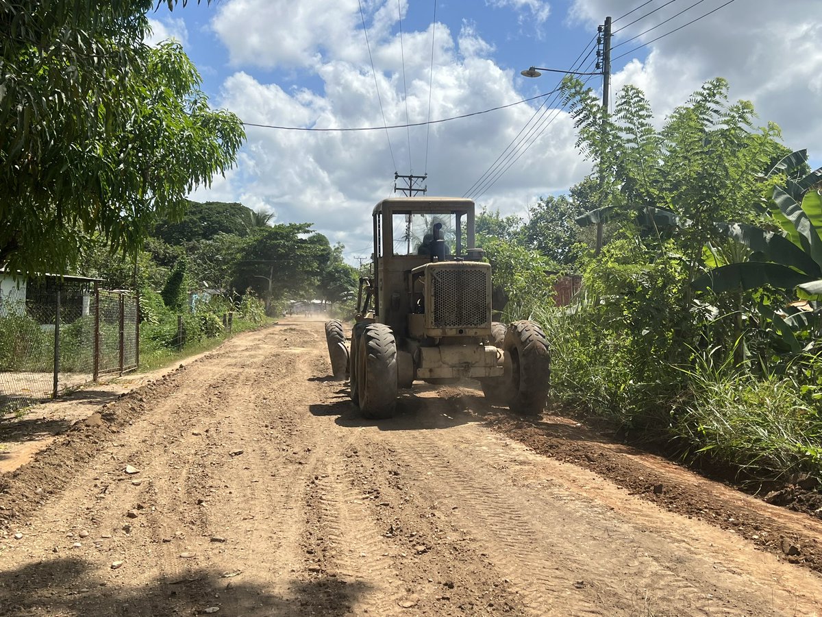 Comenzamos a rehabilitar más de 7km. De terraplén en la comunidad mango 2 hasta la carretera nacional. Vamos por más 💪💪💪 @NicolasMaduro @eduardopiate2