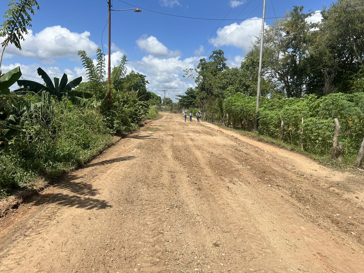 DanielNPSUV's tweet photo. Comenzamos a rehabilitar más de 7km. De terraplén en la comunidad mango 2 hasta la carretera nacional.

Vamos por más 💪💪💪

@NicolasMaduro @eduardopiate2 https://t.co/8maCJsXMMw