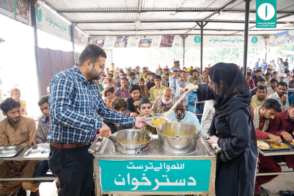ranas123's tweet photo. Dedicated social activist, Miss Umme Rubab Chandio, graced the Allah Walay Dasterkhwan &amp; Pakistan Mega Kitchen with her presence and served nutritious meals to the people. https://t.co/dm0DBH5L7r