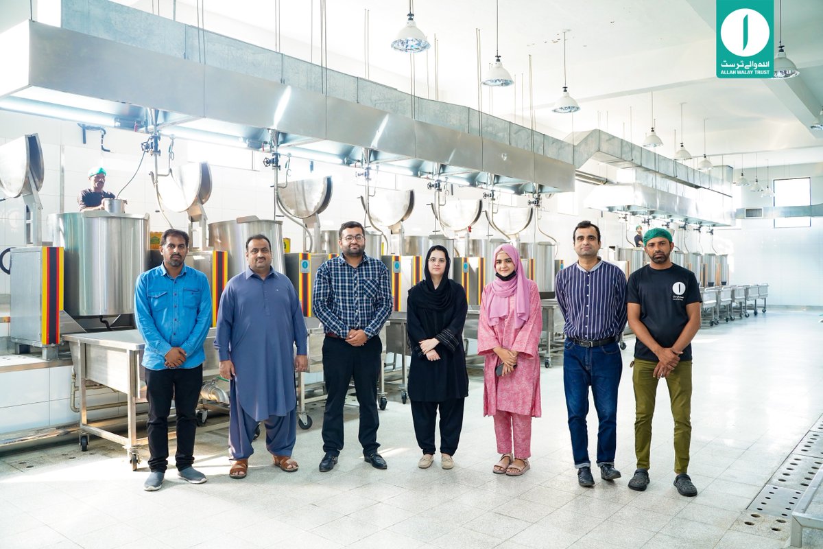 Dedicated social activist, Miss Umme Rubab Chandio, graced the Allah Walay Dasterkhwan &amp; Pakistan Mega Kitchen with her presence and served nutritious meals to the people.