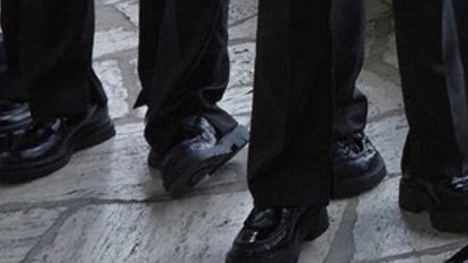 wonuoiawoo's tweet photo. wonwoo and his cute little habit of titling his foot like a babygirl 😆 so adorable https://t.co/Kqr5jYvwU2