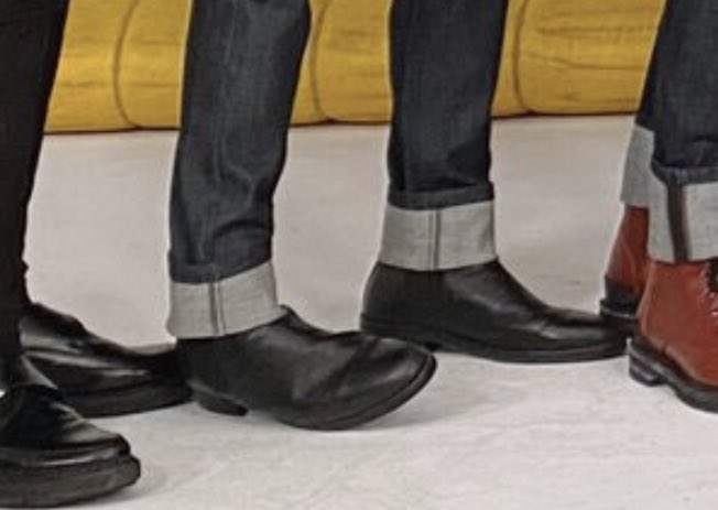 wonuoiawoo's tweet photo. wonwoo and his cute little habit of titling his foot like a babygirl 😆 so adorable https://t.co/Kqr5jYvwU2