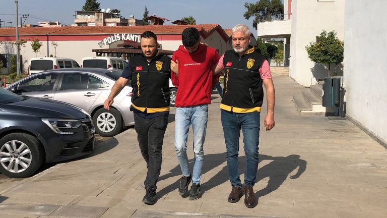 haberebibak's tweet photo. Adana’da çaldığı 850 bin lira değerindeki cep telefonlarını satıp sevgilisine otomobil alan kargo çalışanı tutuklandı. 👇 https://t.co/c6na8OeJKw