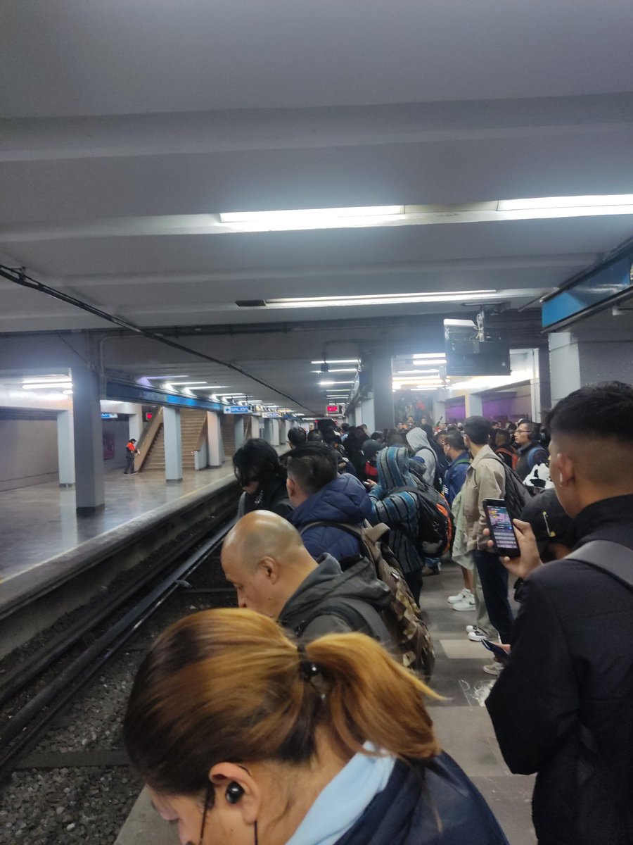 LanderosC2's tweet photo. @MetroCDMX Ya llevamos 10 minutos en cuatro caminos y no llega el tren ¡Ya pónganse a trabajar por favor! De que me sirve salir temprano de mi casa si voy a llegar tarde por sus irregularidades https://t.co/F9TqubumeK