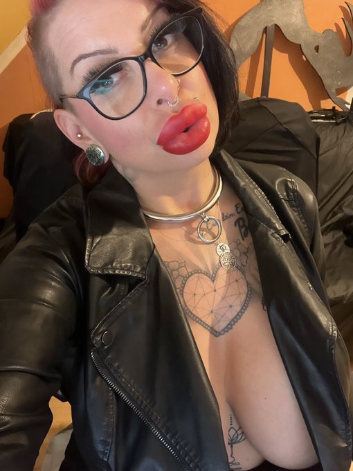 Ort der S&uuml;nde am Montag, den 20.11.2023, um 21:30 Uhr! Sei dabei und verrate mir deine S&uuml;nde! @duunu_tv<a href="/tag/christmas"class="tags"><span>#christmas</span></a><a href="/tag/lights"class="tags"><span>#lights</span></a><a href="/tag/chrismastree"class="tags"><span>#chrismastree</span></a>