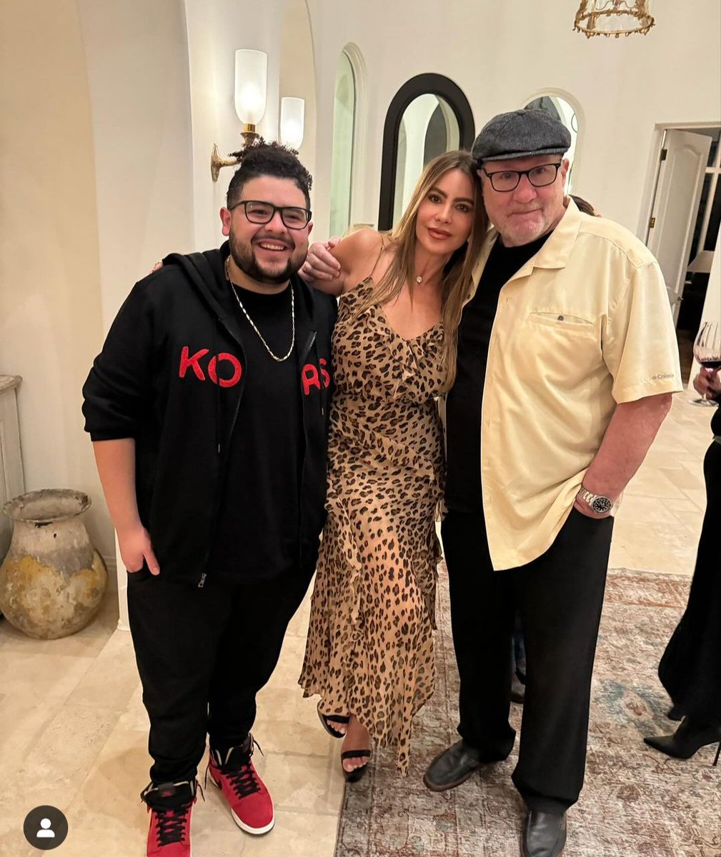 Lbaini's tweet photo. Buen día gente. Despierten que hubo reunión de Modern Family

✨ Mi familia, mi factoría ✨ https://t.co/egLeMAUI0j