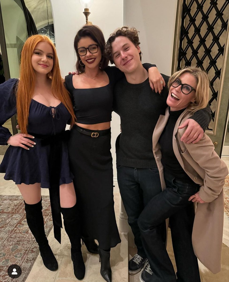 Lbaini's tweet photo. Buen día gente. Despierten que hubo reunión de Modern Family

✨ Mi familia, mi factoría ✨ https://t.co/egLeMAUI0j