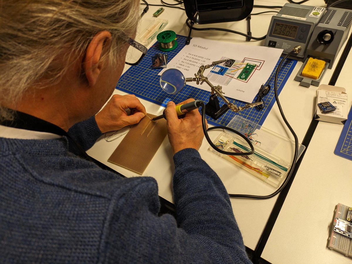 Vor zwei Wochen waren die betreuenden Personen der diesjährigen CanSat Teams zu Gast im <a href="/DLR_de/">DLR_de</a> Bremen. Dort lernten sie in einem zweitägigen Workshop die Grundlagen des CanSat-Baus, von Lötübungen bis hin zur Programmierung von Sensoren und der Berechnung von Fallschirmen.