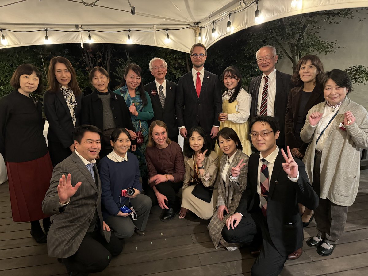 contakus's tweet photo. ラトビア大使館のナショナル・デーのレセプションのオープニングにて、#合唱団ガイスマ が両国の国家を演奏いたしました。11月18日の独立記念日を祝うパーティーで、コロナ禍前のような大賑わい。たくさんのラトビア愛を持つ関係者とお話しできました！
#KorisGaisma
#Latvia https://t.co/JYNgCEIfDC
