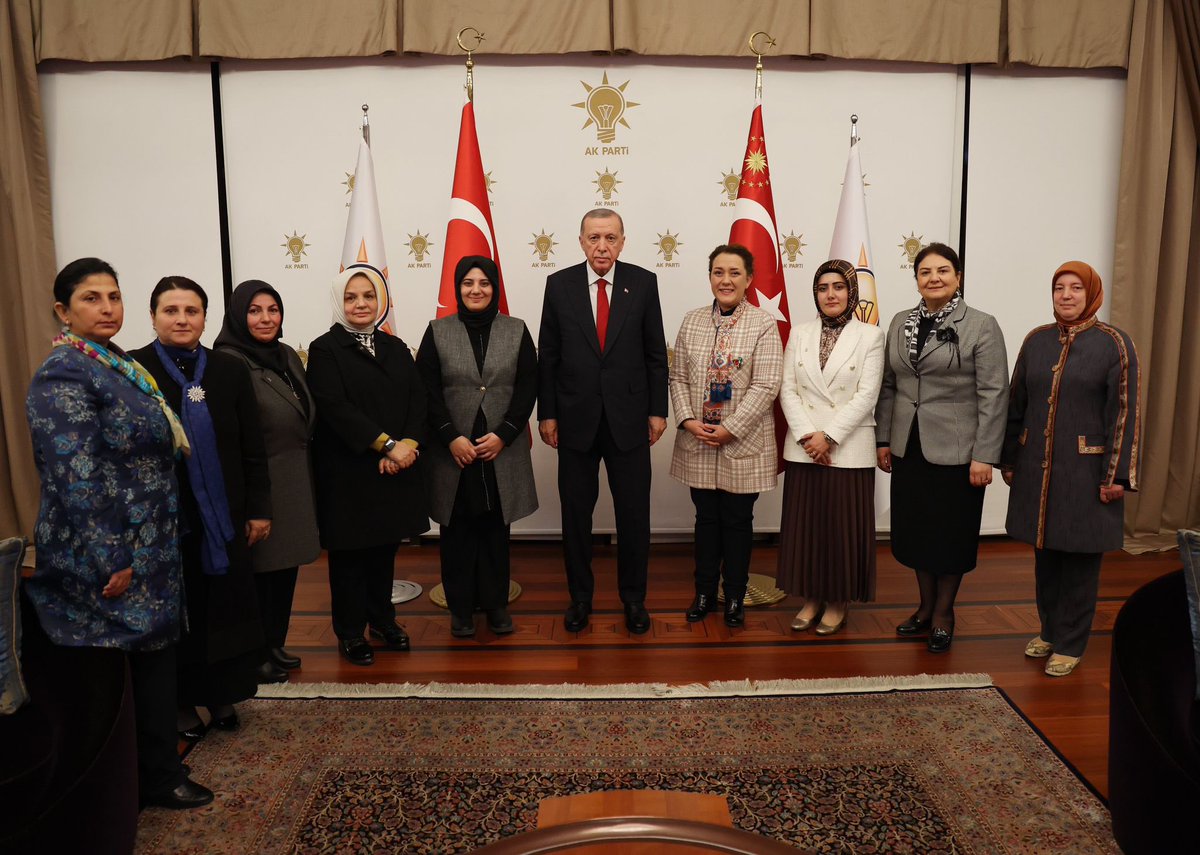 akkadinerzurum's tweet photo. 📍AK Parti Genel Merkez
Başkanımız @aysekesir, Genel Başkanımız, Cumhurbaşkanımız Sayın @RTErdogan’ın tensipleriyle Erzurum İl Kadın Kolları Başkanlığı’na atanan Beyza Saltuklu Özdemir’e mazbatasını verdi.
Görevi devreden başkanımız @celikdenizayse'ye teşekkür ederiz.
@AKKADINGM https://t.co/oc0GMUX3qk