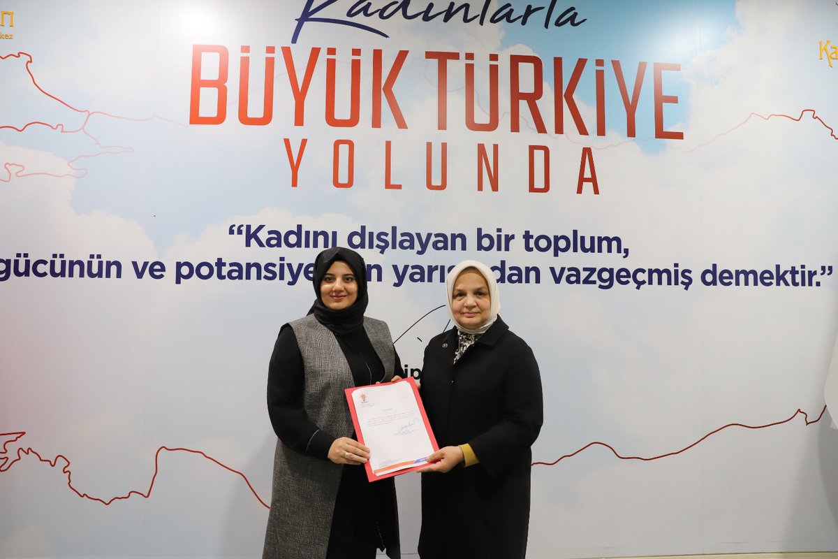 akkadinerzurum's tweet photo. 📍AK Parti Genel Merkez
Başkanımız @aysekesir, Genel Başkanımız, Cumhurbaşkanımız Sayın @RTErdogan’ın tensipleriyle Erzurum İl Kadın Kolları Başkanlığı’na atanan Beyza Saltuklu Özdemir’e mazbatasını verdi.
Görevi devreden başkanımız @celikdenizayse'ye teşekkür ederiz.
@AKKADINGM https://t.co/oc0GMUX3qk