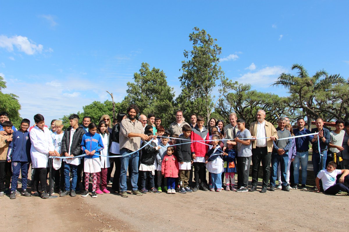 ProduccionSF's tweet photo. #CaminosDeLaRuralidad 🛣🚜🐄🏡

Inauguramos nuevas trazas en el departamento Castellanos 🤝

🚜🌾Suman un total de casi 33 mil metros que favorecerá al aparato productivo de Sunchales, Colonia Aldao y Bauer y Sigel.

+info👇
https://t.co/hy6TfTDzK1 https://t.co/1XvHLv0ALw