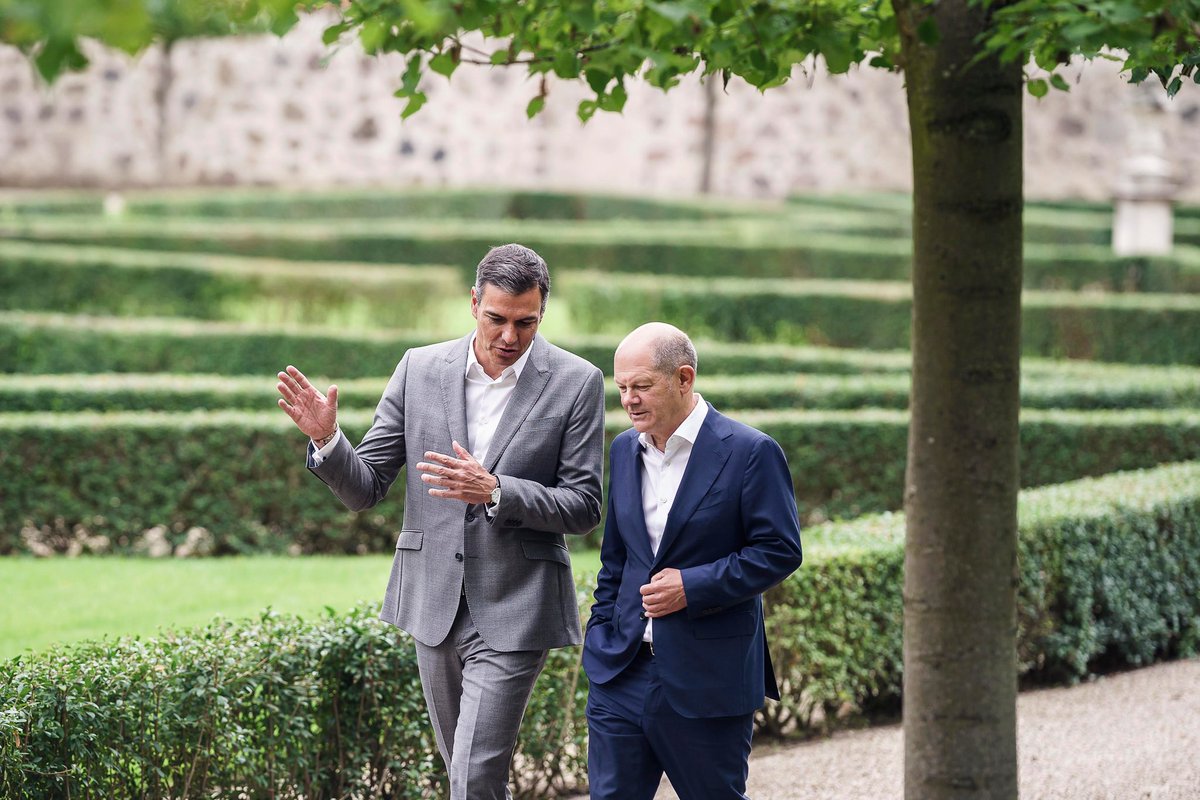 KanzlerScholz's tweet photo. ¡Felicidades, @sanchezcastejon! Es bueno que podamos seguir trabajando codo a codo. Porque vemos muchos retos del mundo desde una perspectiva muy similar. Me alegrará continuar con la estrecha cooperación entre Alemania y España, así como en Europa. https://t.co/EfiPyRgt8v