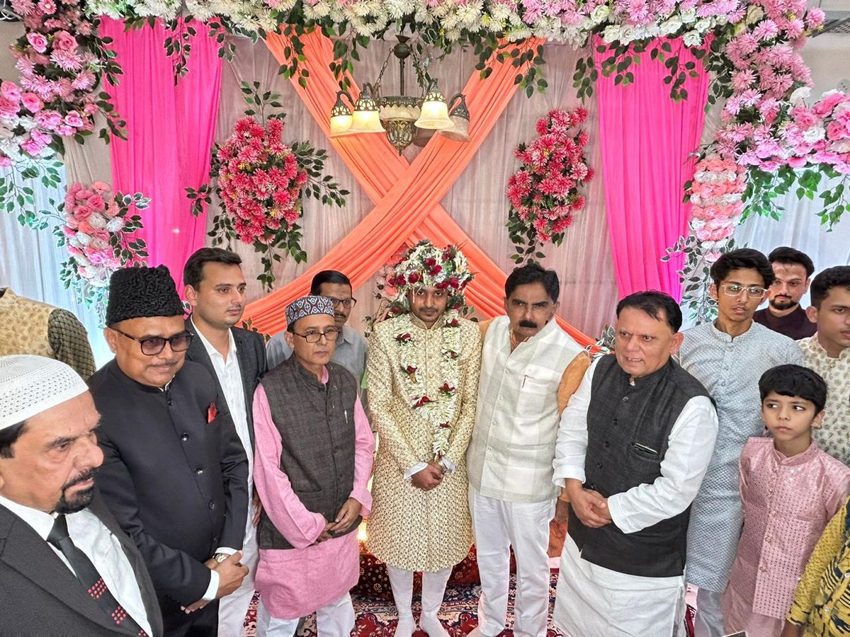 Azfarshamshi's tweet photo. मेरी भतीजी फातिमा अशहर की शादी समारोह, अंजुमन इस्लामिया, पटना 

#weeding #patna #Bihar https://t.co/Uc4Ezcj7Kr