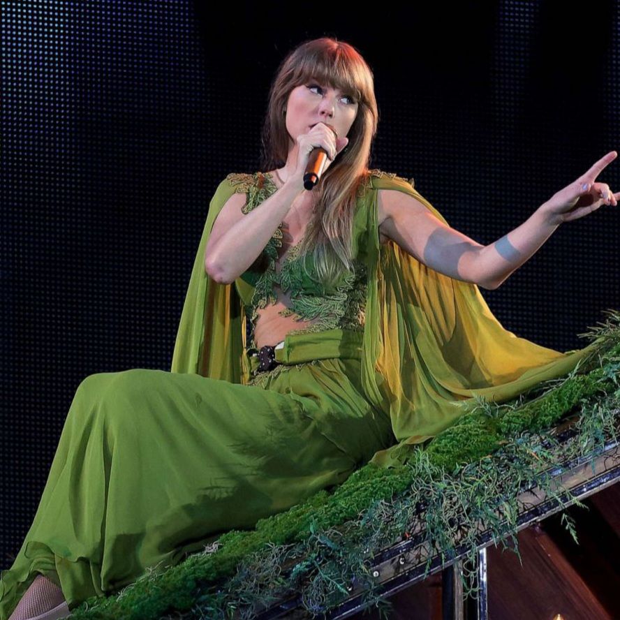 TheSwiftSociety's tweet photo. ‼️| @TaylorSwift13 will be honored with a projection on Christ The Redeemer 🇧🇷 https://t.co/c0v1K258Gf