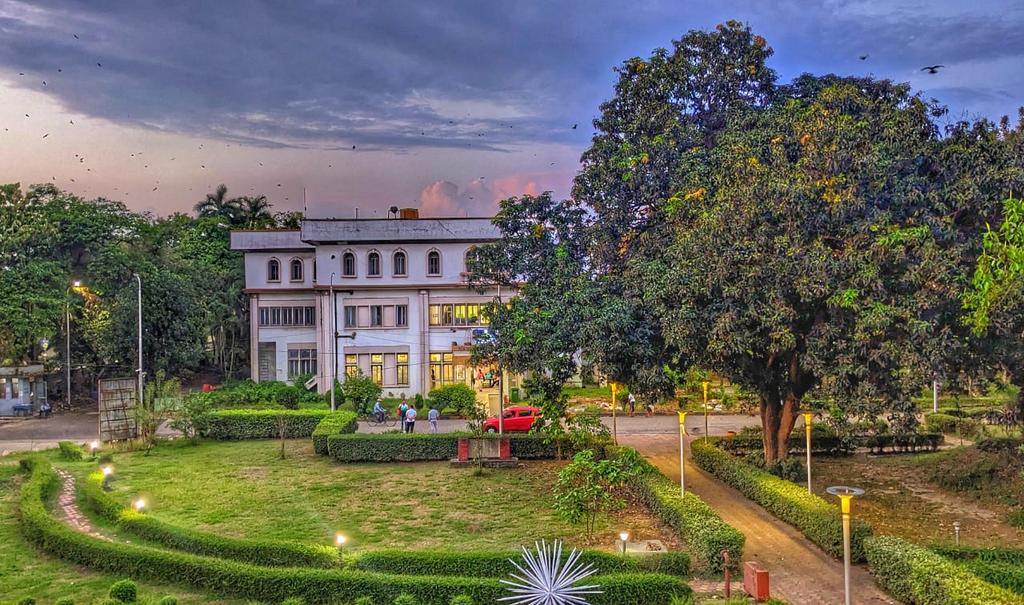 NationalLib_GoI's tweet image. Magnificent view of the New Annaxe Building and surrounding garden area of @NationalLib_GoI. The Preservation Division, Foreign Official Document Division, Supply & Service Section and Computer Section is situated in this building. 
#BooksforAll
#LibraryforAll
#KnowledgeIsPower