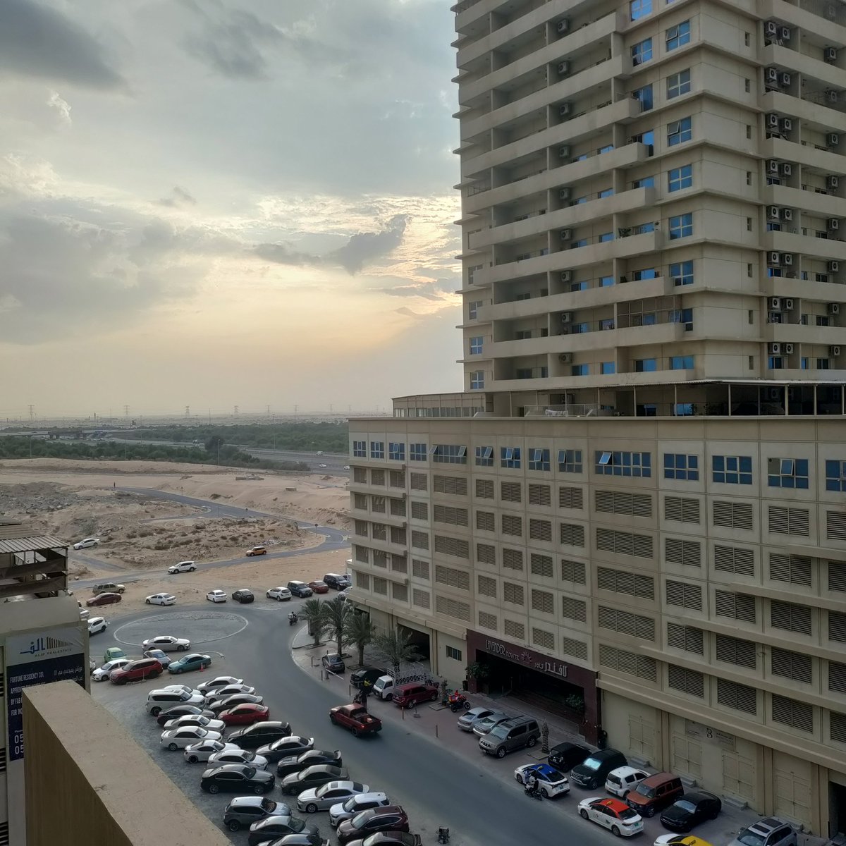 serenesaby's tweet photo. See the difference in the sky on the two sides of the building.
#Windy #DarkWeather #NoRains https://t.co/o74ivLABJU