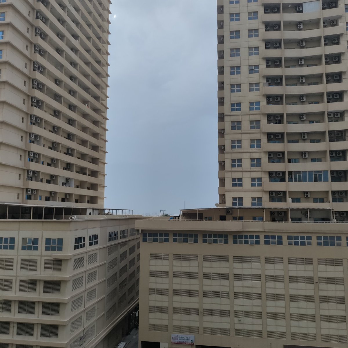 serenesaby's tweet photo. See the difference in the sky on the two sides of the building.
#Windy #DarkWeather #NoRains https://t.co/o74ivLABJU