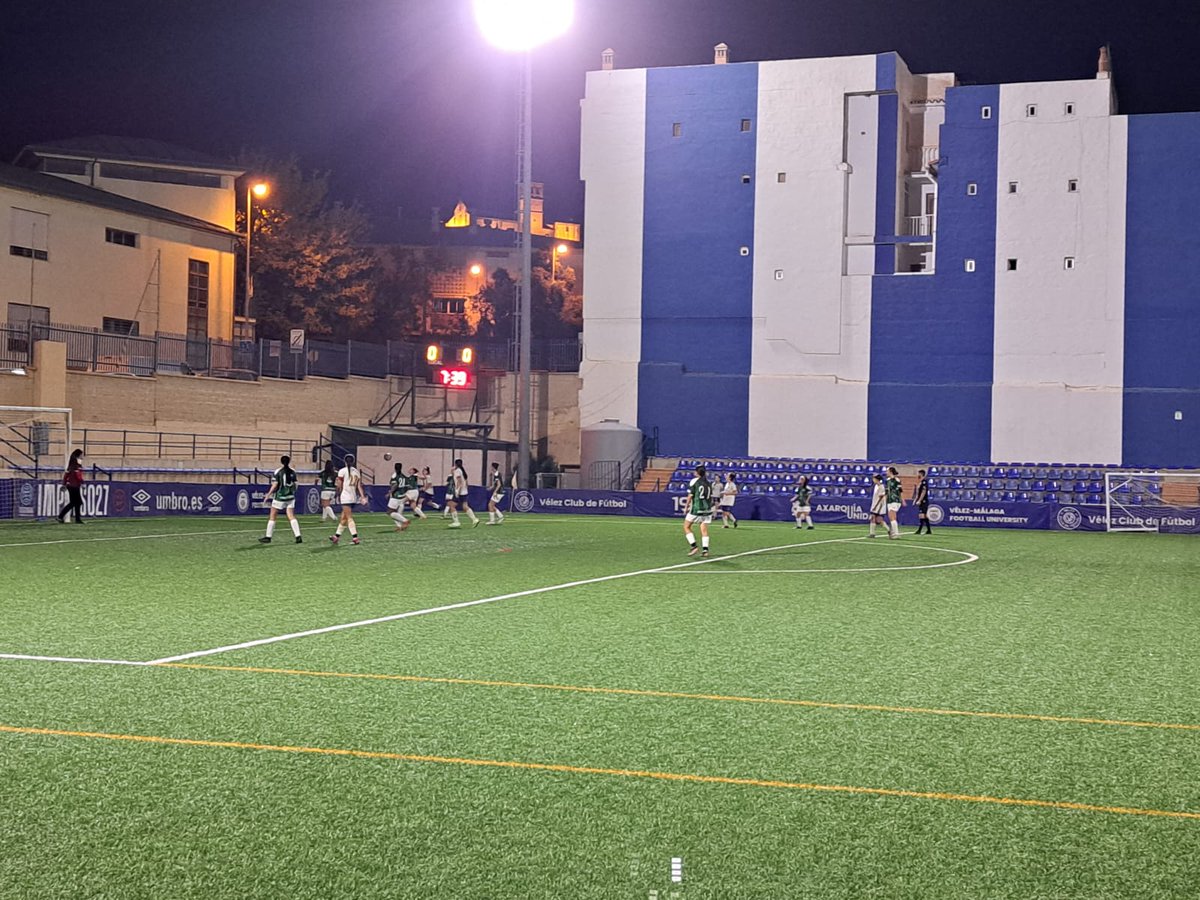 Candor_CF's tweet photo. Las jugadoras del primer equipo senior femenino dirigidas por Patri, sufrieron una contundente derrota frente al Vélez Club de Fútbol en un partido muy complicado para las nuestras.
#CandorCF #wonderfulclub #creandoclub #SeniorFem https://t.co/ADTLXOeIyg