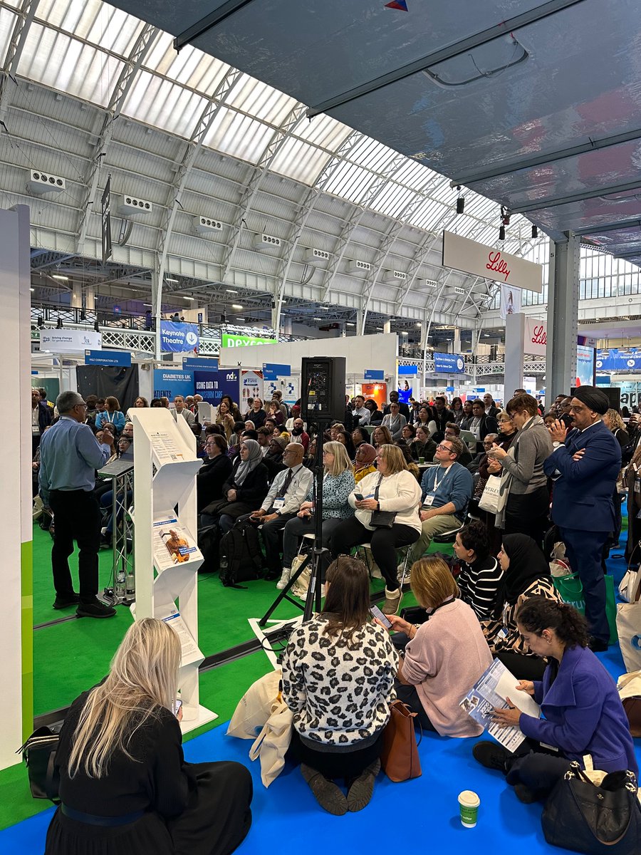 NHSDiabetesProg's tweet photo. Professor Vinod Patel is presenting to a packed-out #NHSPark🌳 on appreciating the importance of a multi-factorial approach to diabetes care and diabetes care processes and targets, and the NICE guidelines for type 2 diabetes and achieving better lives for patients with diabetes. https://t.co/MAQgV2mHKJ