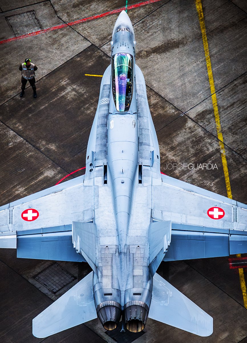 JorgeGuardia_'s tweet photo. Me gusta cuando los roles cambian y soy yo el que observa desde arriba.

#F18 #Hornet #Swissairforce #Schweizerarmee #Meiringen #avgeek #military #aviation #fighter https://t.co/btLMgJkNpF