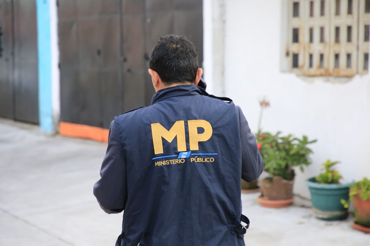 MPguatemala's tweet photo. #Ampliación #MPfuerteYfirme
Las órdenes de aprehensión fueron giradas por la posible comisión de los delitos de usurpación agravada en forma continuada, depredación  de bienes culturales en forma continuada, sedición en forma continuada y asociación ilícita.

Ampliaremos. https://t.co/cEGjvcH2AF