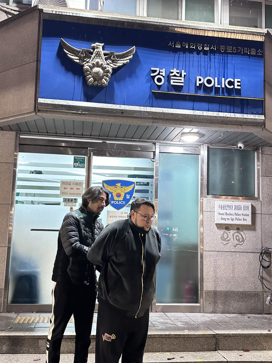 Baiano prendendo o Gordox na frente de uma delegacia na Coreia. Foto original: @lendahlol
