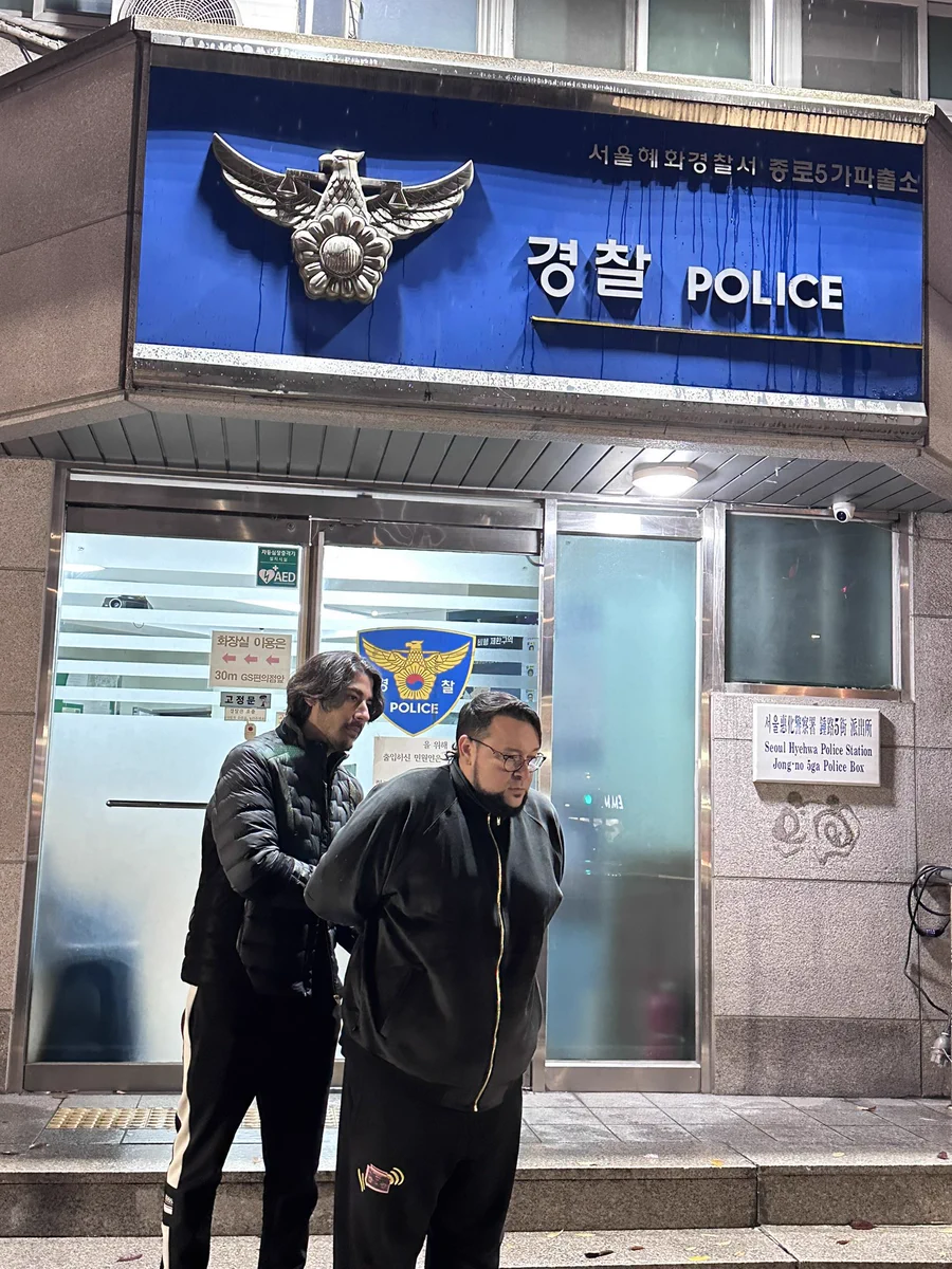 Baiano prendendo o Gordox na frente de uma delegacia na Coreia. Foto original: @lendahlol