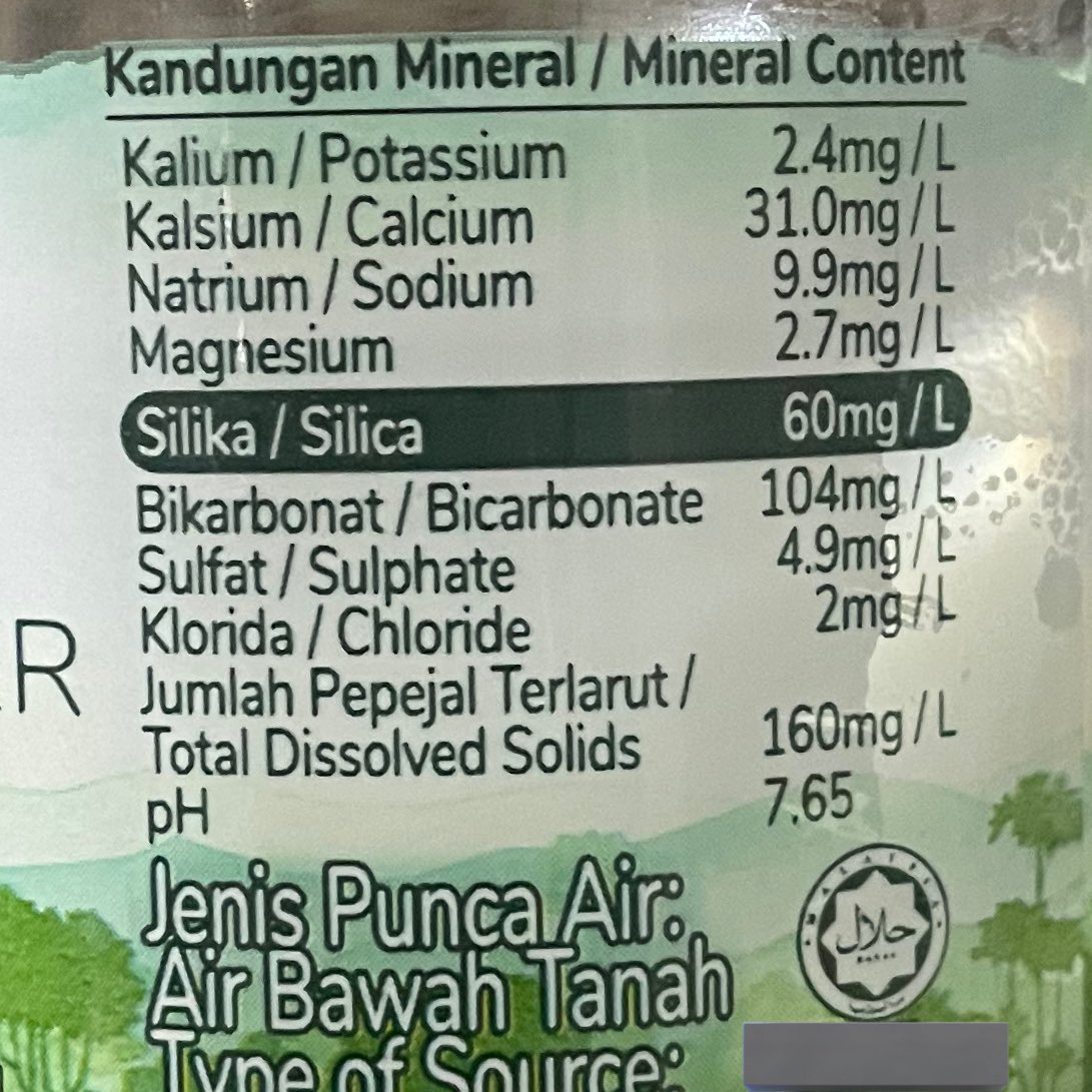 Pelabur_Bijak's tweet photo. Lebih baik minum air paip daripada minum air RO atau air tapis rumah korang !

Serious!

Tengok lah tu tak ada apa langsung dalam air tu . ZERO!

Paling bahaya air RO atau air tapis ni, dia yang absorb mineral dari badan kita then buang begitu je dalam air kencing.

Mineral deficiency ni boleh sebabkan sakit jantung, masalah tulang & sistem saraf.

Ambil suplement & makanan tinggi mineral boleh solve masalah ni? 

Tak. Ada kajian ni dapati diet yang tinggi mineral ni tak dapat ganti kesan mineral yang hilang dari badan kita tu.