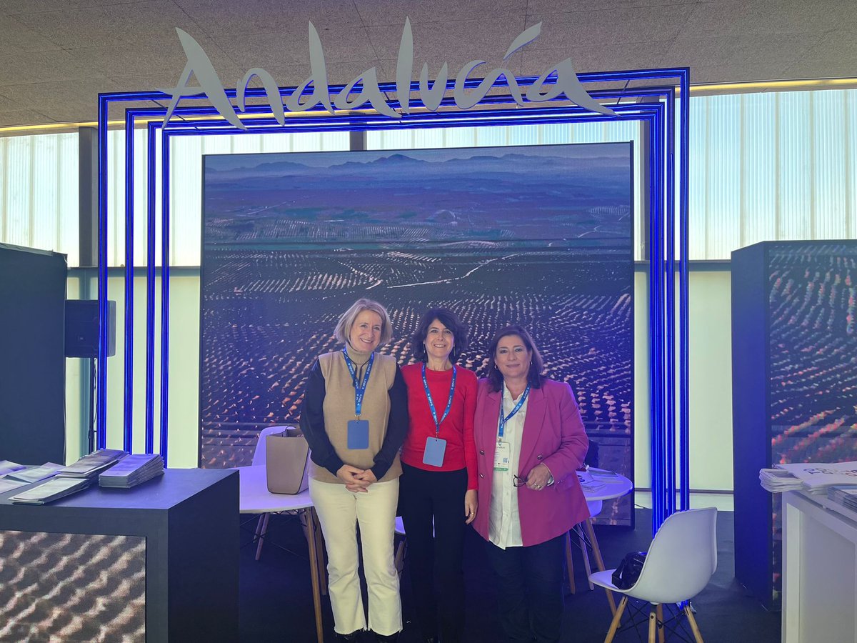 🔵@Fdescubre también asiste estos días a @sunbluecongress 

Nuestra directora Teresa Cruz @Frikigreen junto con Esther Romero y Carmina Díaz, de @TurismoAND 

#andaluciaciencia