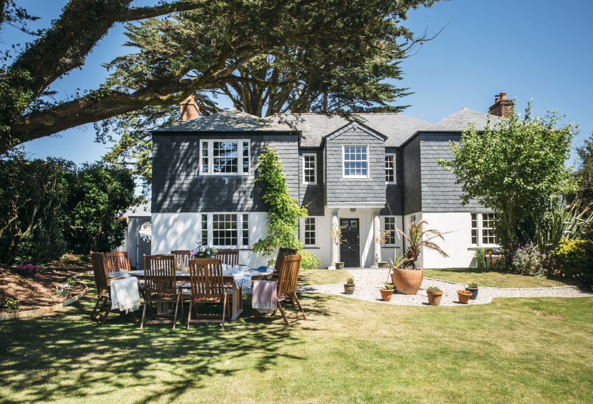 Nestled in Rock, Rockhaven Manor boasts generous social spaces and a large garden, perfect for special occasions. Welcoming 12 guests, book your Christmas escape at this elegant, dog-friendly retreat between 21 and 28 December while availability lasts: latitude50.co.uk/explore-our-pr…