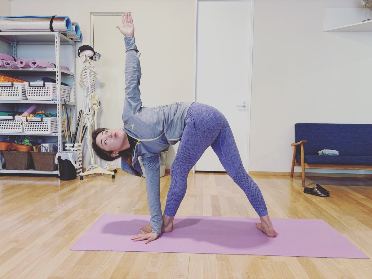 SocialYoga1's tweet photo. の向上、美脚効果のあるねじった三角のポーズ
#yogapose
#三角のポーズ
#ねじれた
#パリヴルッタトリコナーサナ
#revolvedtrianglepose https://t.co/iTrAqOFNAH
