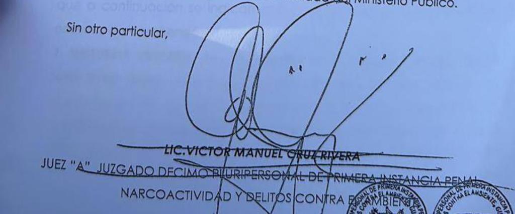 J_AlexValdez's tweet photo. 🚨#URGENTE Los allanamientos y órdenes de captura de esta mañana fueron giradas por el juez Victor Cruz, incluido en la lista de actores corruptos de los Estados Unidos. https://t.co/9iOP7YIYha