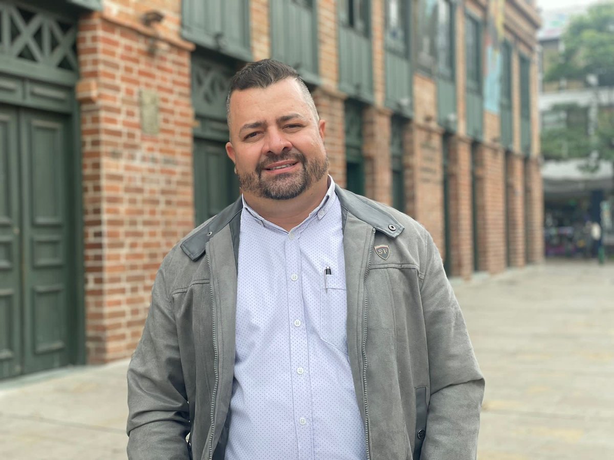 EducacionMed's tweet photo. Alexander Arias Carvajal asume el cargo de secretario de Educación de Medellín. Es licenciado en Pedagogía Reeducativa, especialista en Pedagogía de los Derechos Humanos y actualmente cursa un pregrado en Derecho. https://t.co/p3rFryE0ls