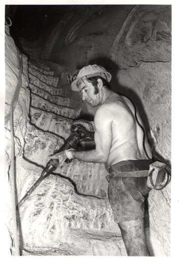 Recuperem aquesta foto d’aquest miner, construint a l’interior de la mina unes escales amb el martell elèctric. Abans de mecanitzar la mina s’utilitzava aquesta eina per poder foradar les parets per col·locar-hi la dinamita, explotar-la i crear galeries.
#Súria #Bages #TBT