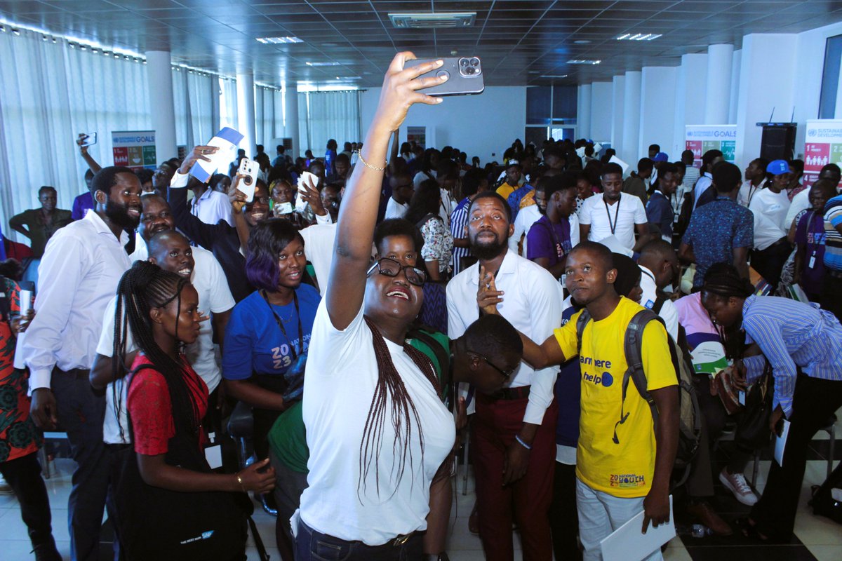 UNDPSierraLeone's tweet photo. Innovation is a pathway to job creation &amp;  solving  real-world problems. The huge turnout of young people at the @UNDPSierraLeone's pop-up session on our #Unipod at the @NYEEF23 shows the growing passion for innovation in 🇸🇱.

@ahunnaeziakonwa @FredAmpiah @UNDPWACA @MoiceComm https://t.co/hewKhqzZva