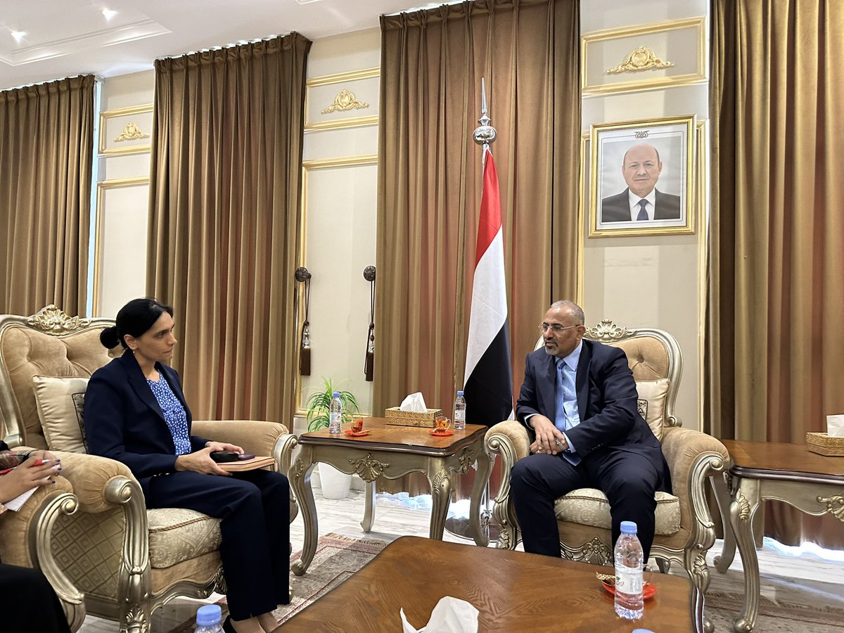 I was pleased to meet Ambassador Abda Sharif at the beginning of her diplomatic career as the United Kingdom’s ambassador to our country. @UKinYemen 

We discussed the latest developments related to the political process aimed at ending the war and bringing peace to our country,…