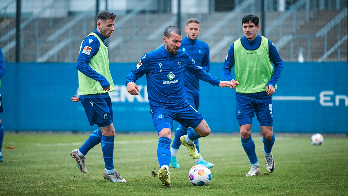 #ANPFIFF|0:0| Der Ball rollt im GRENKE Stadion! 🏟️ Livestream bei KSC DREI60: ksc.de/live Liveticker in der KSC App: s.ksc.de/kscapp #KSCmeineHeimat #KSCSSV