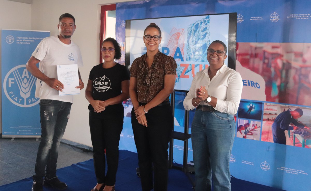 FAOCaboVerde's tweet photo. #CaboVerdeOceanWeek 🌊

BLUE FAIR: Training certificates financed by @FAO &amp; carried out by EMAR (School of Sea)🇨🇻

➡️ Handling Refrigeration Equipment
➡️ Small Business Management and Accounting Techniques

#CoastalFisheries Initiative 💪 the fishing🎣 communities

#CFIgef #SDG14 https://t.co/XAxxUaTWop