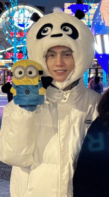 endlessnine09's tweet photo. Give this 3 years old panda baby 🐼🍼 😘😘😘😘 kisses!!!

Why is Xixi too cute?!! Too adorable?!! 
He’s older than me but I feel like a mom fan lol 🤣 https://t.co/bp0RCAFMGl