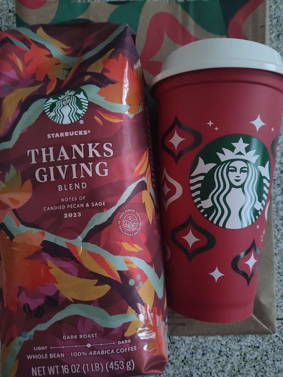 🎅🏻 #RedCupDay ☃️ and redeemed some 🌟🌟🌟 🦃☕. Good luck to all the Starbucks baristas working today. 👊🏻