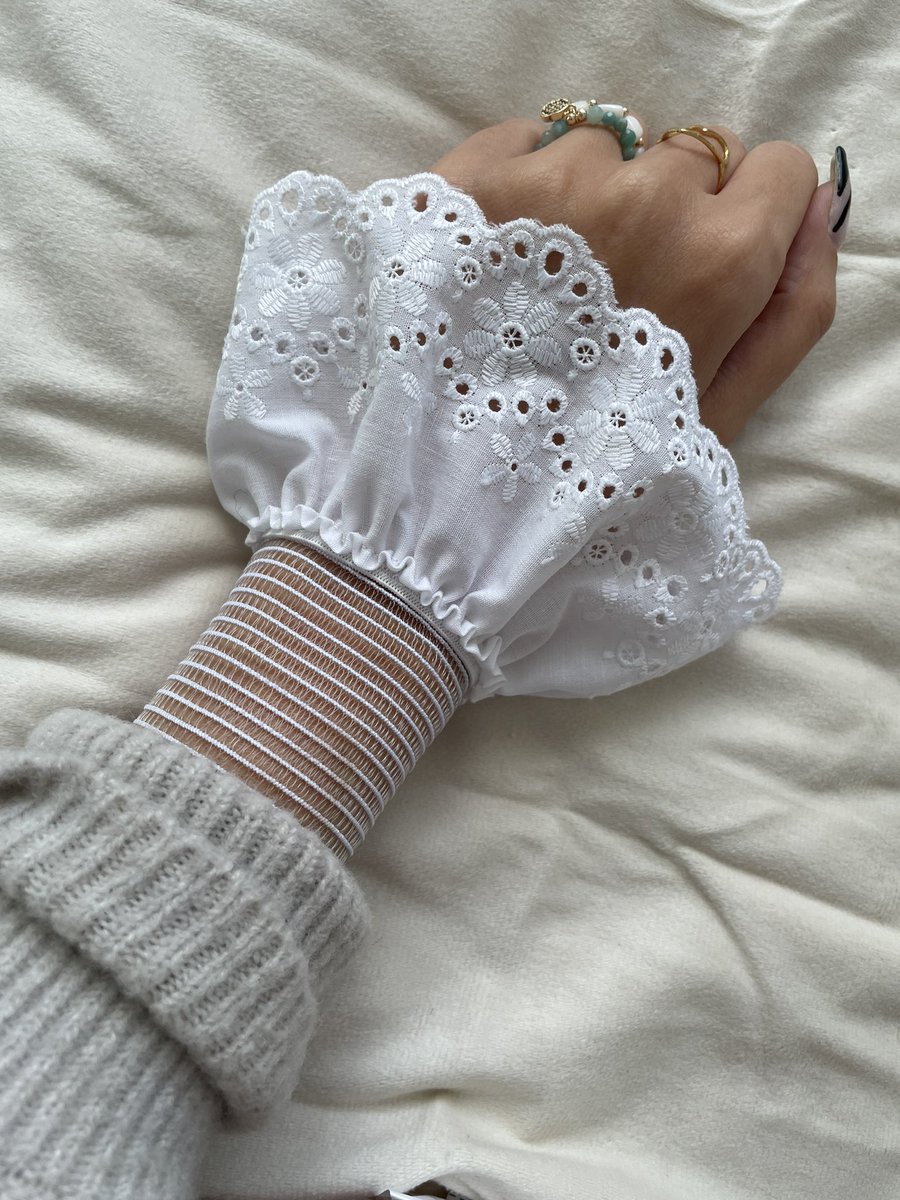 0eil_debitch's tweet photo. Twitter je sais que vous êtes magiques ✨

Avec ma maman on a créé et imaginé ces manchettes en broderie anglaise, le principe c’est comme un bracelet qui se met sous n’importe quel pull, blouse, haut à manches longues et qui laisse dépasser la broderie https://t.co/MTBv8kv1rA