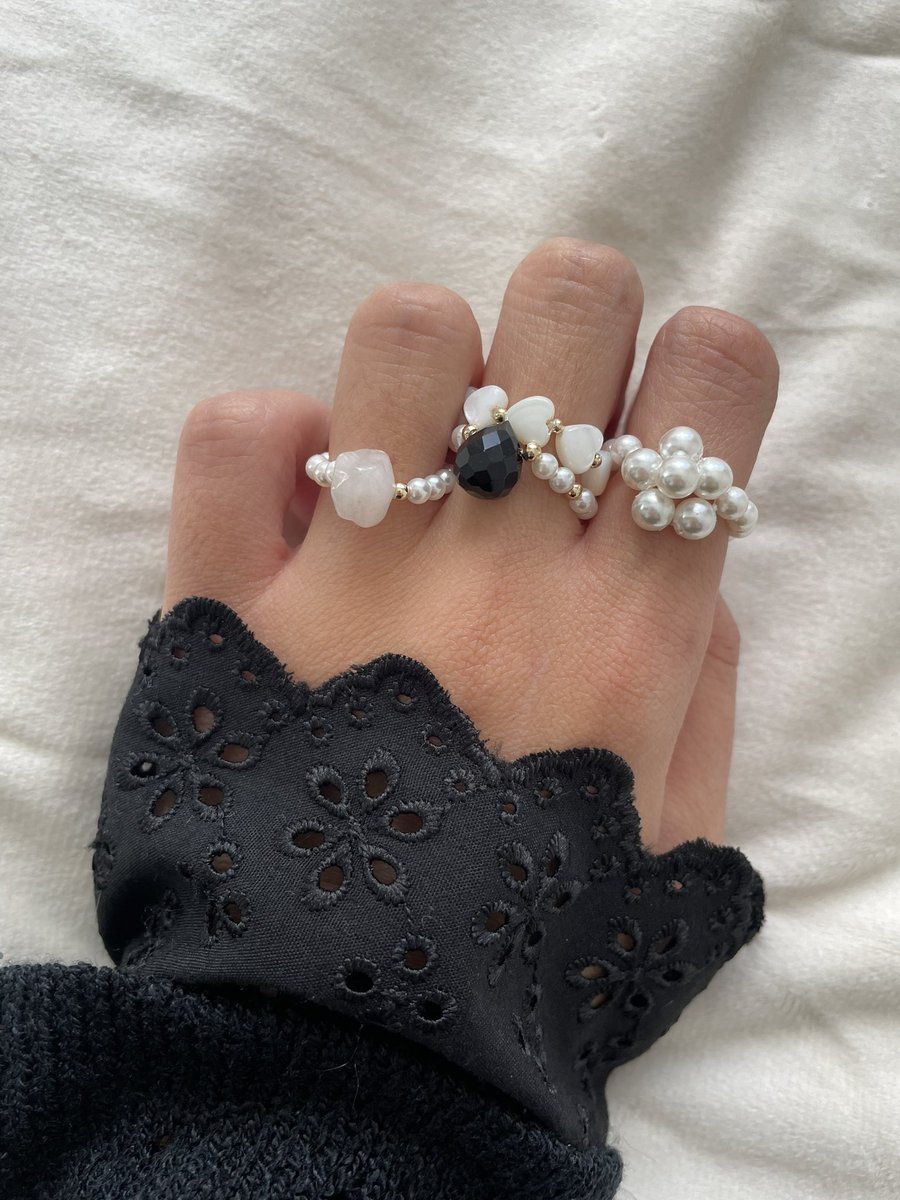0eil_debitch's tweet photo. Twitter je sais que vous êtes magiques ✨

Avec ma maman on a créé et imaginé ces manchettes en broderie anglaise, le principe c’est comme un bracelet qui se met sous n’importe quel pull, blouse, haut à manches longues et qui laisse dépasser la broderie https://t.co/MTBv8kv1rA