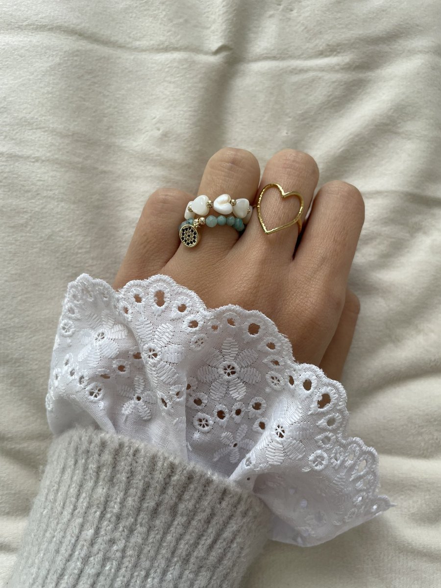 0eil_debitch's tweet photo. Twitter je sais que vous êtes magiques ✨

Avec ma maman on a créé et imaginé ces manchettes en broderie anglaise, le principe c’est comme un bracelet qui se met sous n’importe quel pull, blouse, haut à manches longues et qui laisse dépasser la broderie https://t.co/MTBv8kv1rA