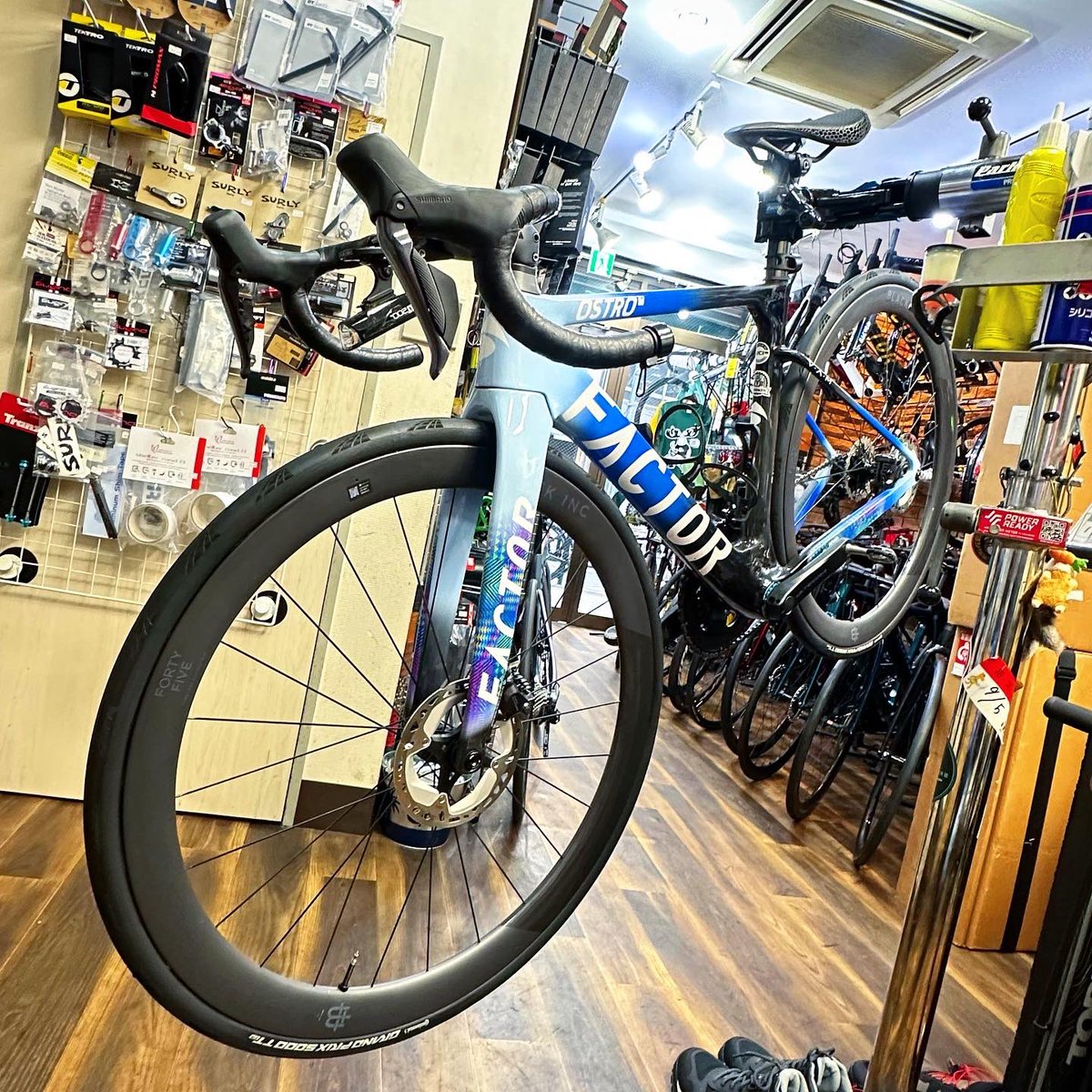 u2bikes's tweet photo. 初めての人向けロードをポストすると
お客さんから"?"が多々と来る店😂
皆さんこういうのを求めてるんですよね。
鮮やかなFACTER/OSTROVAM🇬🇧
いいですよね😎
グレード関係なく、U2BIKESは
出来る事を出来る限りで
色々とやってますよ🛠️
#U2BIKES #ロードバイク #メンテナンス
#定期点検 #FACTER #OSTROVAM
#買っておけば良かった