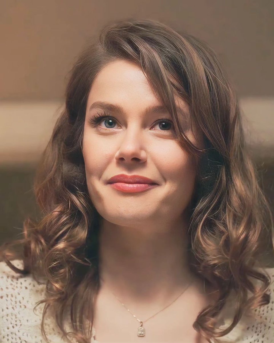 curcufans's tweet photo. Nalan🥰❤️
#burcubiricik #burcubiricikfans #burcubiricikyetkin #nalankoroğlu #hülya #hayatşarkısı #dilabilgin #kuzgun #8gün #şerefmeselesi #CamdakiKiz #dizi #kuzdil  #herşeyseninlegüzel #seriesturcas #turkey_series #fatma #netflix #seriesturcasenespañol #latinoaméricafans https://t.co/z5lfCC6S6p