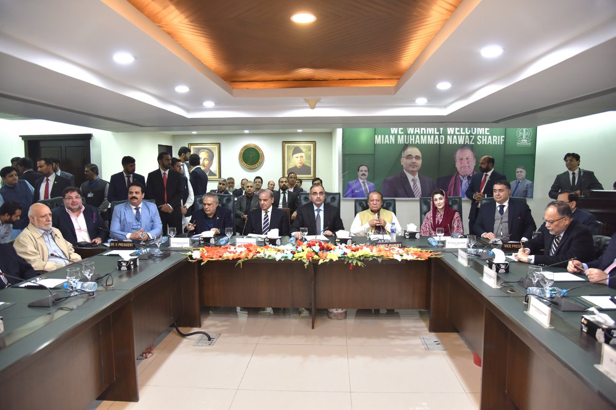 Quaid Nawaz Sharif arrived at the Lahore Chamber of Commerce and Industry accompanied by president PML-N @CMShehbaz, Senior Vice President @MaryamNSharif, Ishaq Dar, Ahsan Iqbal and Khurram Dastgir.