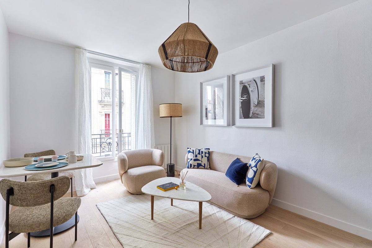nv_gallery's tweet photo. Émilie Pineau-Valencienne, fondatrice de Polyèdre Home, a brillamment décoré deux projets parisiens avec glamour et modernité. Spécialisée en décoration clés en main, elle met en avant des pièces incontournables comme le canapé GIULIA, le fauteuil GIULIA et la table VINYLE. https://t.co/ZvYaPYAbbT