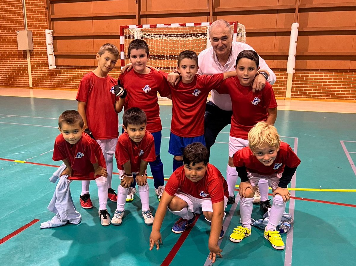 fsvivocuenca's tweet photo. Nuestro benjamines disfrutaron ayer de una gran experiencia en un partido contra el @cd.ciudadencantada , al que agradecemos su participación. Un pasito más para nuestro futsal en Cuenca. https://t.co/9F64DEOK6E