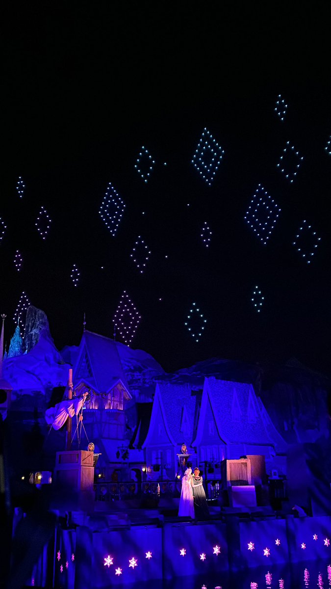 tarahchieffi's tweet photo. It’s officially Summer Snow Day in Arendelle! @DisneyParks l #HKDisneyland #WorldOfFrozen #LetItGo #ForTheFirstTimeInNovember #LetItGoLikeNeverBefore https://t.co/0fMdwZ9kmt